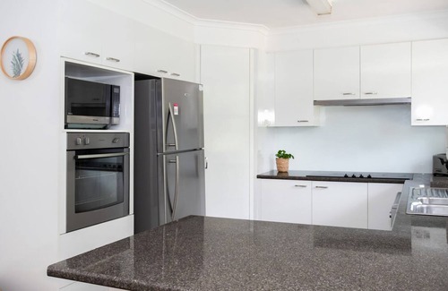 Mollymook Beach House | Mcgrath welcomes you to Treetop Escape in Mollymook
