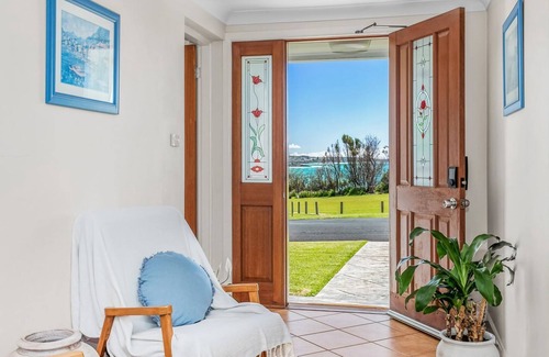 Dolphin Point Apartment | Mcgrath welcomes you to Wave Spray close to the beach and lake