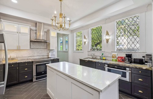 Evergreen House | McLean Manor w/2 Hot Tubs & Guest House