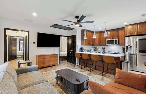 Evergreen House | McLean Manor w/Hot Tub (Guest House)
