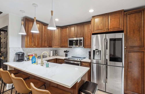 Evergreen House | McLean Manor w/Hot Tub (Guest House)