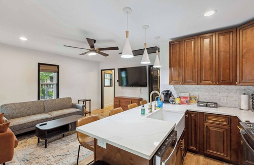 Evergreen House | McLean Manor w/Hot Tub (Guest House)