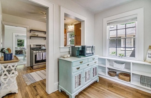East Hill House | McNair Cottage 5 blocks from Bay, downtown, and 10 minutes from Pensacola Beach