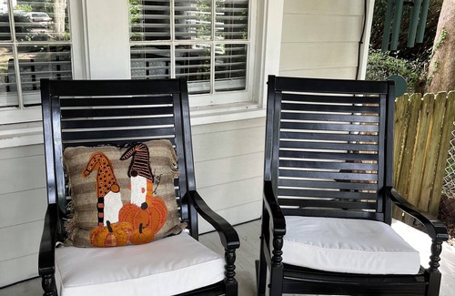 East Hill House | McNair Cottage 5 blocks from Bay, downtown, and 10 minutes from Pensacola Beach