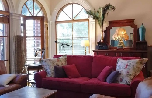 Broken Hill House | McQueen House: Antique luxe with WiFi & breakfast