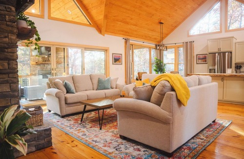 McCaysville Cabin | McStay in McCay - Charming 4-bed cabin w/outdoor fireplace and large jacuzzi!