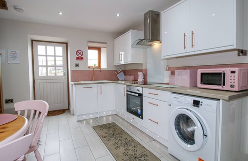 Craven Arms House | MEADOW BARN, character holiday cottage, with hot tub in Aston On Clun