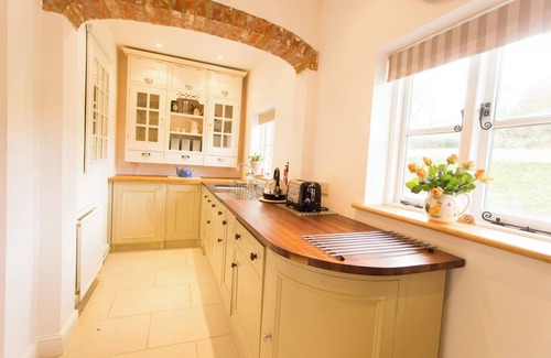 Petham Cottage | Meadow Cottage a pretty, Secluded 4 bedroom house.