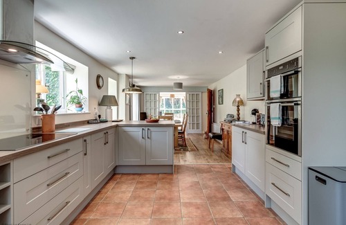 Bicester House | Meadow Cottage | Oxfordshire Holiday Let | 4 Beds & Sleeps 8