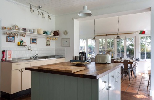 Mundesley Villa | Meadow Manor - Seven Bedroom Villa, Sleeps 14