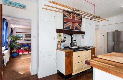 Mundesley Villa | Meadow Manor - Seven Bedroom Villa, Sleeps 14