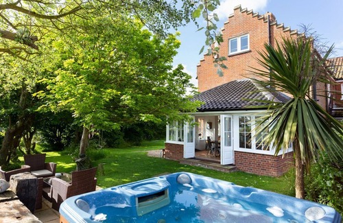 Mundesley Villa | Meadow Manor - Seven Bedroom Villa, Sleeps 14