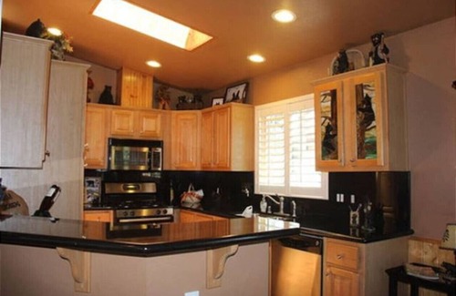 Peter Pan House | Meadow Retreat- Immaculate Log Style Cabin with Outdoor Spa!