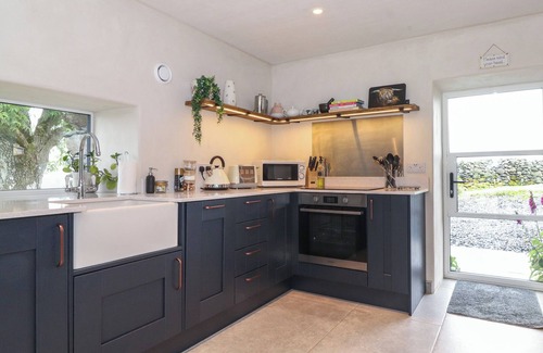 Penrith House | MEADOW SYKE BYRE, pet friendly, with hot tub in Bampton, Cumbria