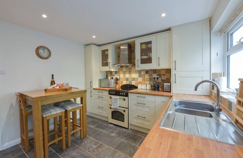 Lympstone Cottage | MEADOW VIEW COTTAGE, pet friendly, with a garden in Lympstone