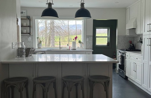 Hillsdale House | Meadowland Farmhouse with Beautiful Sunsets n5 minutes from town