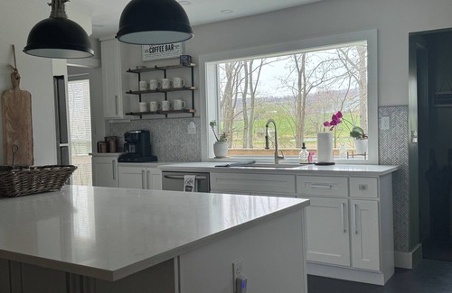 Hillsdale House | Meadowland Farmhouse with Beautiful Sunsets n5 minutes from town