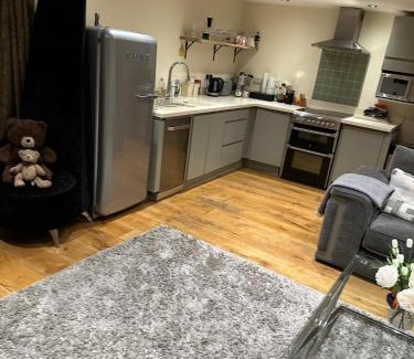 Otley House | Meagill Cottage a Cozy retreat with hot tub