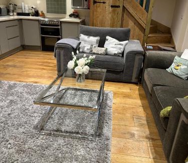 Otley House | Meagill Cottage a Cozy retreat with hot tub