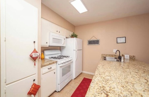 Jefferson Apartment | Medical Center/Downtown Spanish style retreat