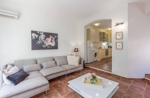 Vabriga House | Mediterranean holiday home with sun loungers, parasol, private garden, barbecue, air-conditioned bedrooms
