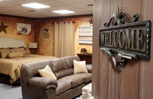 Groveland House | Medley Manor Weekday Special! Sun-Thurs. Sole occupants!
