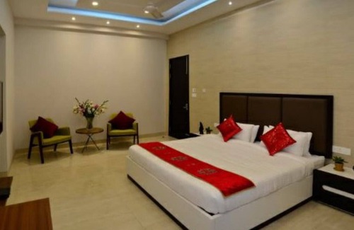 DLF City Apartment | Meera Suites @ DLF 2 - Lux Suite 1