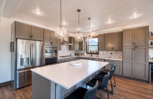 Frisco House | Mega Mountain Retreat- Space, Best Views, Walk to Town!