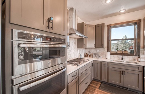 Frisco House | Mega Mountain Retreat- Space, Best Views, Walk to Town!