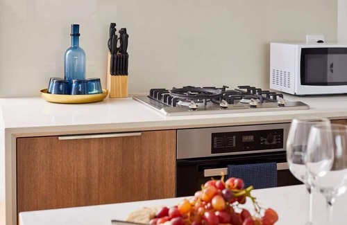 Williamstown Apartment | Melbourne Apt Resort Facilities Parking Optional