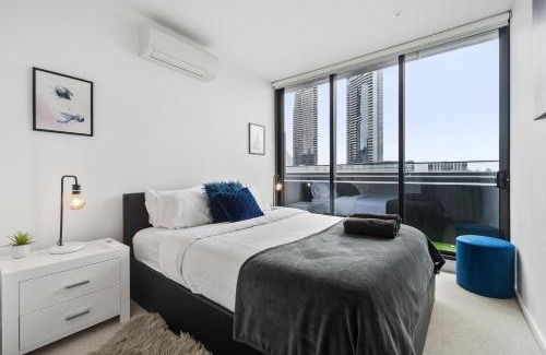 Docklands Apartment | Melbourne Docklands Riverside Views