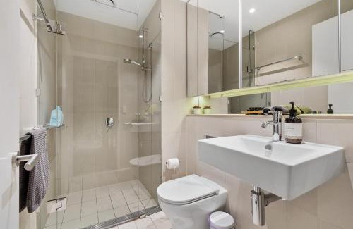 Docklands Apartment | Melbourne Docklands Riverside Views