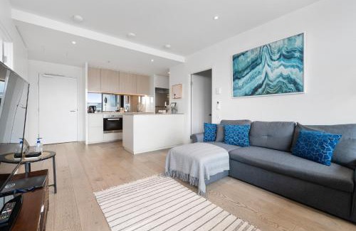 Docklands Apartment | Melbourne Docklands Riverside Views