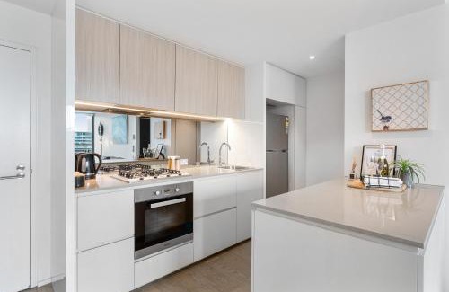 Docklands Apartment | Melbourne Docklands Riverside Views