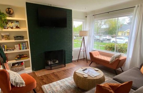 North End House | Mellow Yellow in the City ⭐️ Hot Tub ❤️ Kids Loft