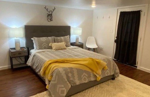 North End House | Mellow Yellow in the City ⭐️ Hot Tub ❤️ Kids Loft