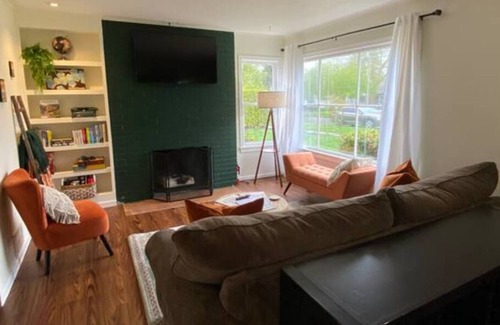 North End House | Mellow Yellow in the City ⭐️ Hot Tub ❤️ Kids Loft