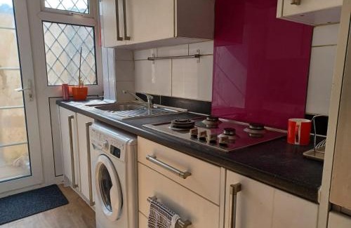 Dunstable House | Melo House Grove Huku Kwetu - 4 Bedroom in Dunstable- Outdoor lounge-Free Wifi- 15km away from the Luton Airport & close to Woburn Abbey