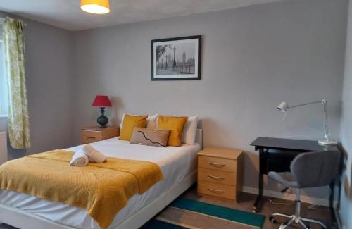 Dunstable House | Melo House Grove Huku Kwetu - 4 Bedroom in Dunstable- Outdoor lounge-Free Wifi- 15km away from the Luton Airport & close to Woburn Abbey