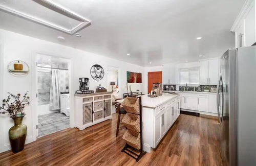 Vista House | Melrose 2 BR w/large kitchen + fireplace + patio