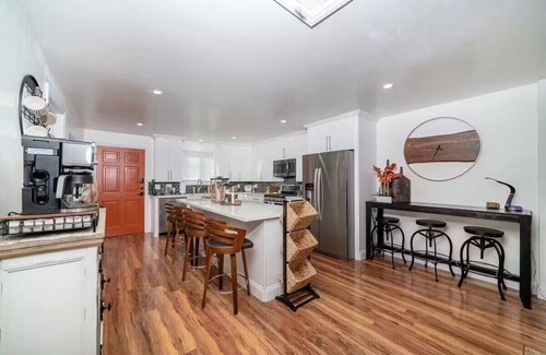 Vista House | Melrose 2 BR w/large kitchen + fireplace + patio