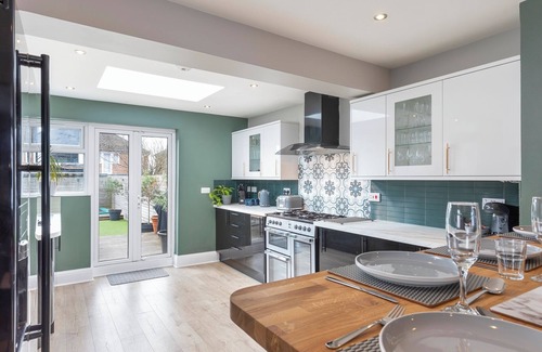 Portslade House | Melrose- Beautiful 4 bedroom home with parking