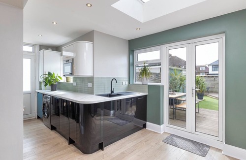Portslade House | Melrose- Beautiful 4 bedroom home with parking