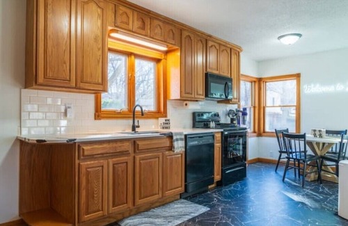 University Heights House | Melrose Place - Kinnick's Best Game Day Experience