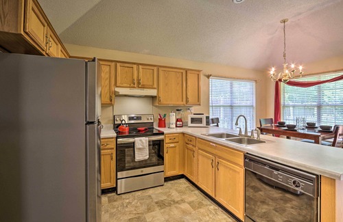Lakes of Forest Hill House | Memphis House w/Yard 25 Minutes to Beale Street!