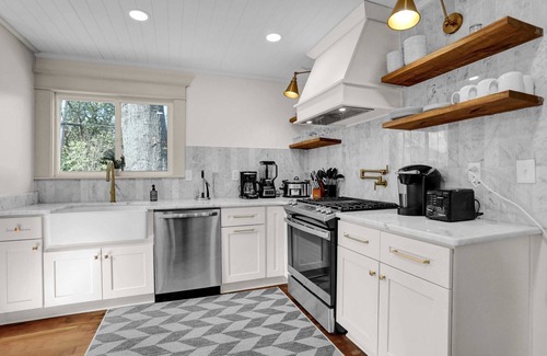 Evergreen House | Memphis Manor | Hot Tub | PuttPutt | Sleeps 10!
