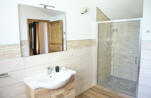 Olmedo House | Menhir - room 1 - One Bedroom Guest House, Sleeps 3