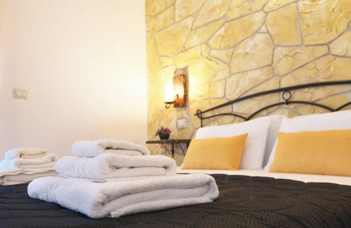 Olmedo House | Menhir - room 1 - One Bedroom Guest House, Sleeps 3