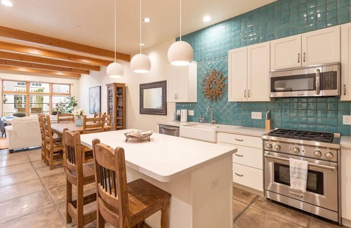 Menlo Park House | Mercado San Agustin | 2 BR 2.5 BA | Garage | Patio