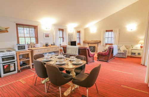 Prestonpans Cottage | MERCAT COTTAGE, pet friendly in Cockenzie And Port Seton